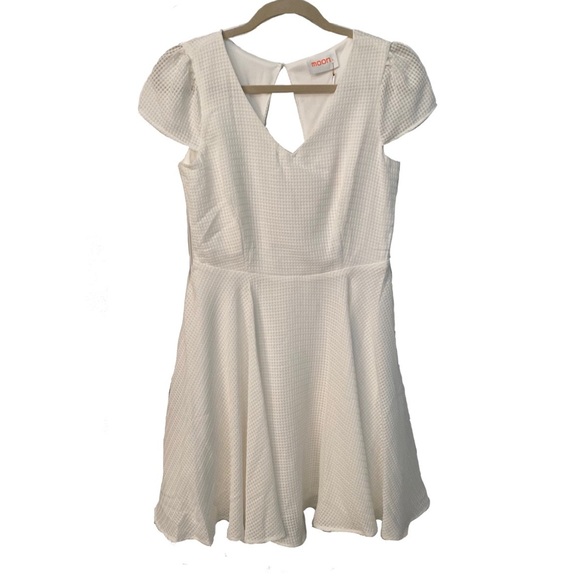 White Bridal Dress with Back Detail - Picture 1 of 9